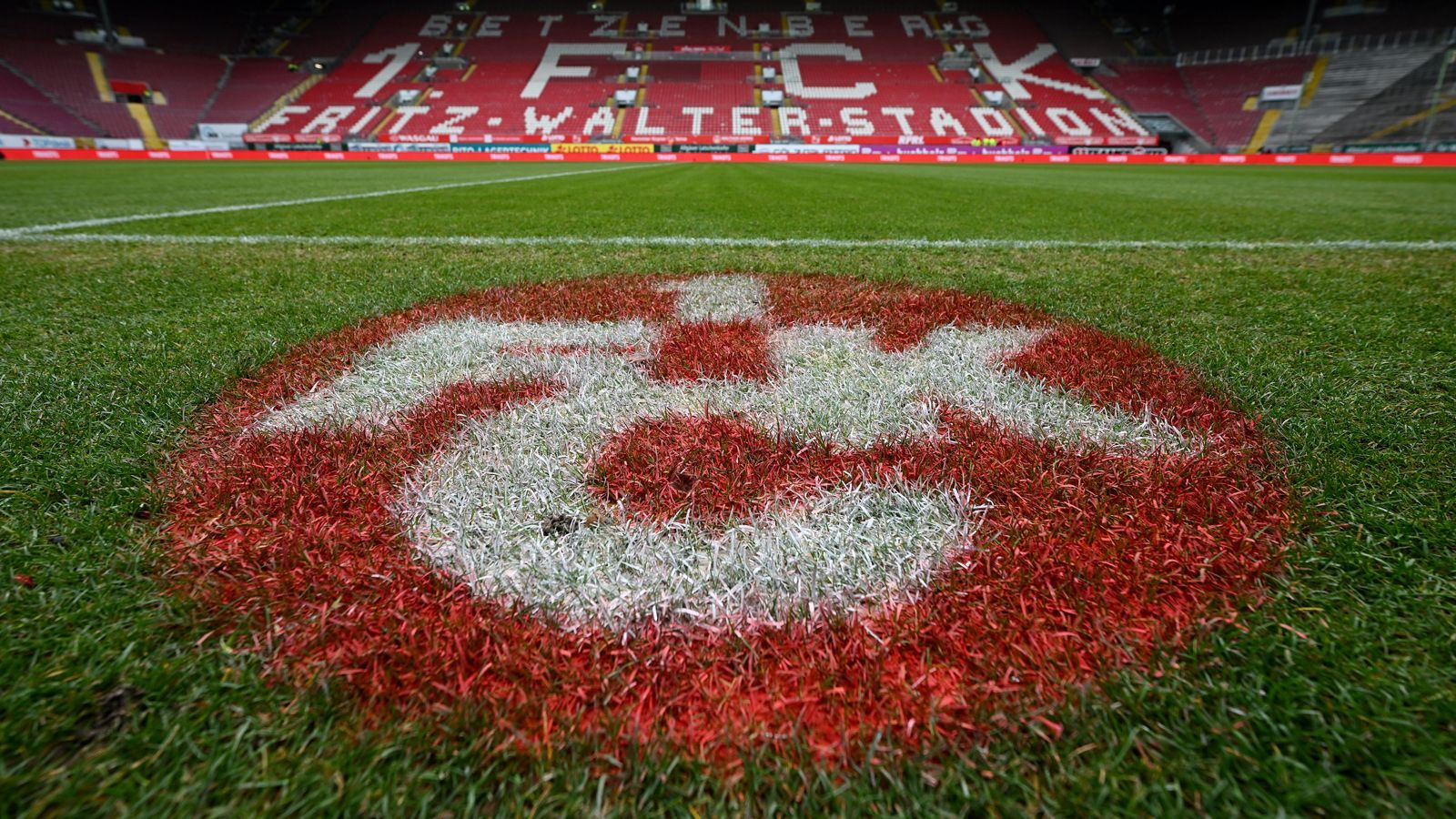 <strong>15. 1. FC Kaiserslautern</strong><br><strong>Neuzugänge:</strong>&nbsp;Filip Stojilkovic (Darmstadt, Leihe), Frank Ronstadt (Darmstadt), Filip Kaloc (Ostrau, Leihe), Dickson Abiama (Fürth), Ba-Muaka Simakala (Kiel, Leihe), Almamy Toure (vereinslos)&nbsp;<br><strong>Abgänge:</strong>&nbsp;Terrence Boyd (Mannheim), Lex-Tyger Lobinger (Osnabrück, Leihe)<br><strong>Vorbereitung:</strong>&nbsp;0:3 gegen Dresden<br><strong>Prognose:</strong>&nbsp;Mittelfeldplatz - viel Action am Betzenberg! Wir trauen nach diesen Top-Transfers dem FCK einiges zu. Ein Comeback Richtung Top 8 ist möglich, wenn die Unruhen stoppen.