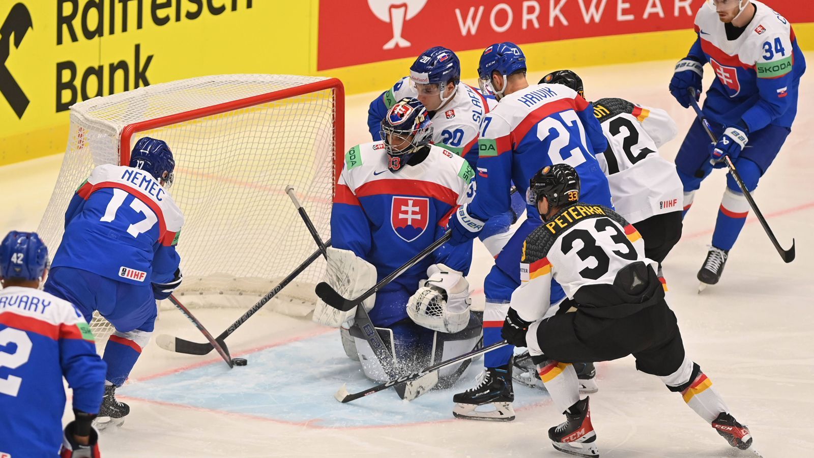 <strong>Power Play</strong><br>Schon in der Vorbereitung war das Überzahlspiel eine Stärke der deutschen Mannschaft. Mit zwei Mann mehr drückt Dominik Kahun den Puck im zweiten Drittel nach starker Kombination dann über die Linie, bevor Jonas Müller wenig später zum 2:0 ebenfalls in Überzahl einnetzt. Auffällig, wie pragmatisch das deutsche Team hier agiert. Sobald ein Spieler in guter Schussposition ist, wird gnadenlos abgezogen.