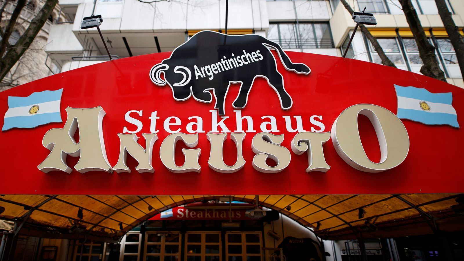 
                <strong>Steaks</strong><br>
                Argentinier sind verrückt nach Fleisch, und zwar nach Rindfleisch. Und das gerne gegrillt. Das beste Steak gibt es in Argentinien, und wir können hier dank der Steakhäuser daran partizipieren. Wer braucht schon Baguettes?
              