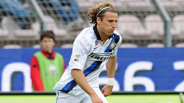 
                <strong>Diego Forlan</strong><br>
                Diego Forlan: Die Station Inter Mailand hätte sich der Uruguayer sparen sollen, denn bei seinem damaligen Klub Atletico Madrid war Forlan Fanliebling und Torjäger. Dennoch wechselte Forlan 2011 nach Italien. Damit begann der langsame Abschied von der großen Fußballbühne. Für Inter bestritt er nur 20 Spiele. Über Japan kam er 2015 zurück nach Uruguay, wo er bei Penarol Montevideo seine Karriere ausklingen lässt.
              