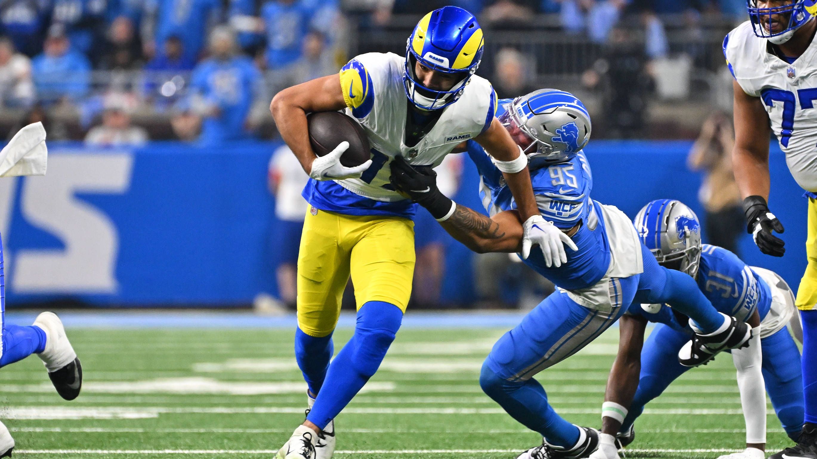 <strong>Wild Card Weekend: Puka Nacua (Los Angeles Rams)<br></strong>Nachdem Rams-Receiver Puka Nacua bereits in Woche 18 die NFL-Rekorde für die meisten Catches und die meisten Receiving Yards eines Rookies in der Regular Season aufstellte, ließ er bei der <a href="https://www.ran.de/sports/american-football/nfl/news/wild-card-round-346074">Playoff-Niederlage gegen Detroit</a> eine weitere Bestmarke folgen. Seine 181 Receiving Yards sind die meisten eines Rookies in einer Postseason-Partie.