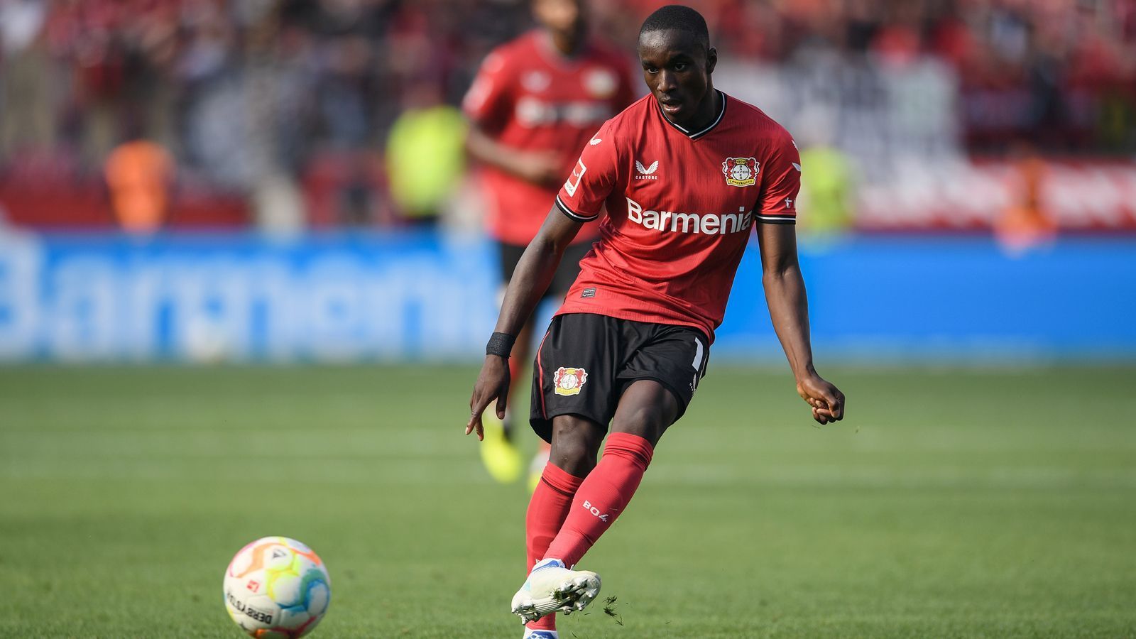 
                <strong>Moussa Diaby (Bayer Leverkusen)</strong><br>
                Bis zum Sommer 2019 arbeitete PSG-Talent Moussa Diaby an seinem Traum, sich als Eigengewächs bei Paris St. Germain nachhaltig durchzusetzen. Letztlich reichte es für den Flügelspieler zwar zu 34 Pflichtspiel-Einsätzen für den Ligue-1-Klub, aber das reichte dem Franzosen wohl nicht. Daher entschied sich Diaby für einen Wechsel zu Bayer Leverkusen. Bei der "Werkself" ist der heute 23-Jährige längst ein wichtiger Leistungsträger, steuerte bei 128 Einsätzen starke 35 Treffer und 38 Vorlagen bei. Wie Nkunku in Leipzig, so konnte sich auch Diaby via Bundesliga in die französische Nationalmannschaft spielen. 
              