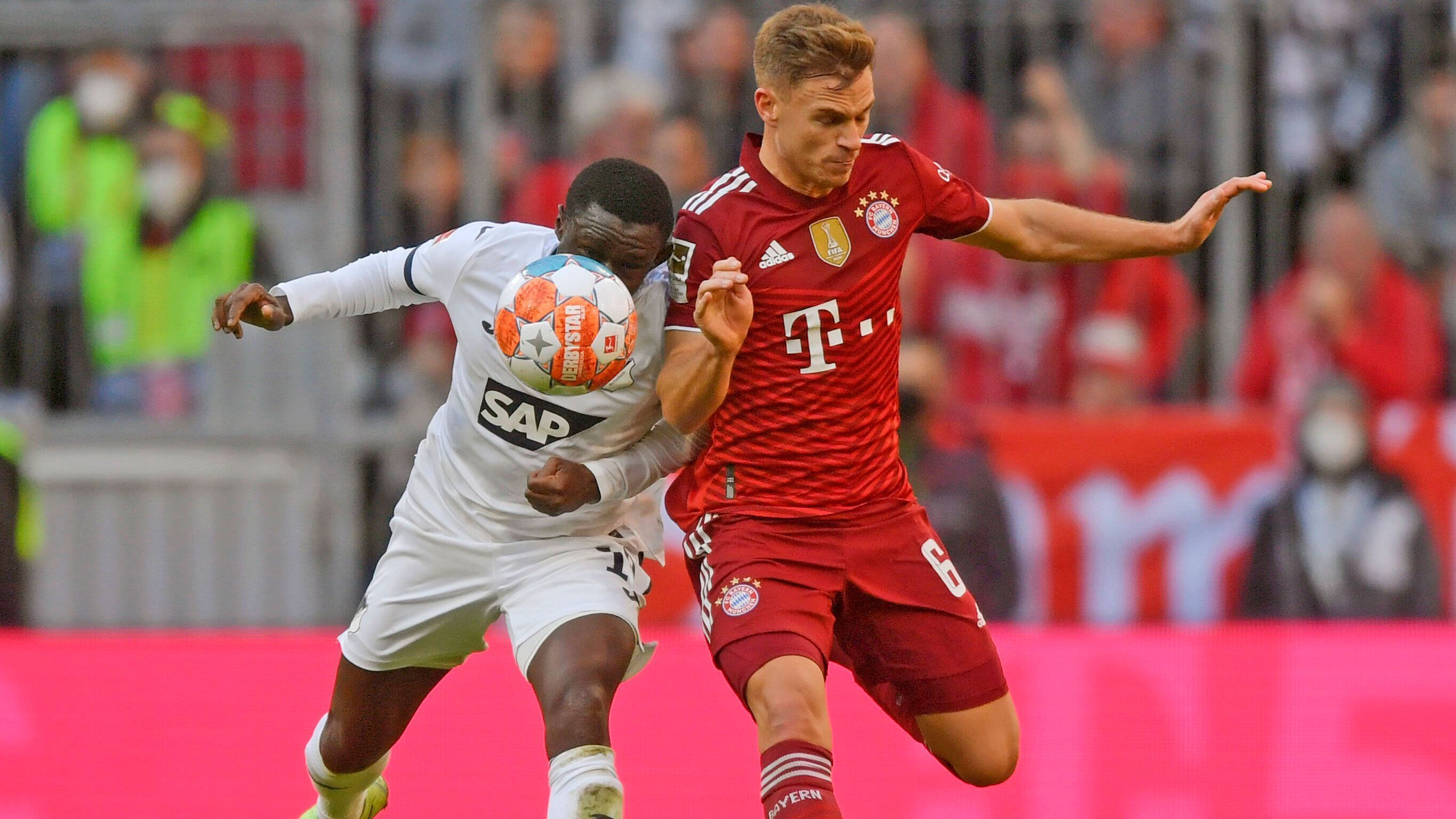 
                <strong>Joshua Kimmich</strong><br>
                Sorgte vor dem Spiel mit seinem Impfstatus für Schlagzeilen. Kimmich ließ sich davon aber nicht beeindrucken und war im Mittelfeld wie gewohnt der Motor im Bayern-Spiel. Zweikampfstark und mit guter Übersicht. ran-Note: 2
              