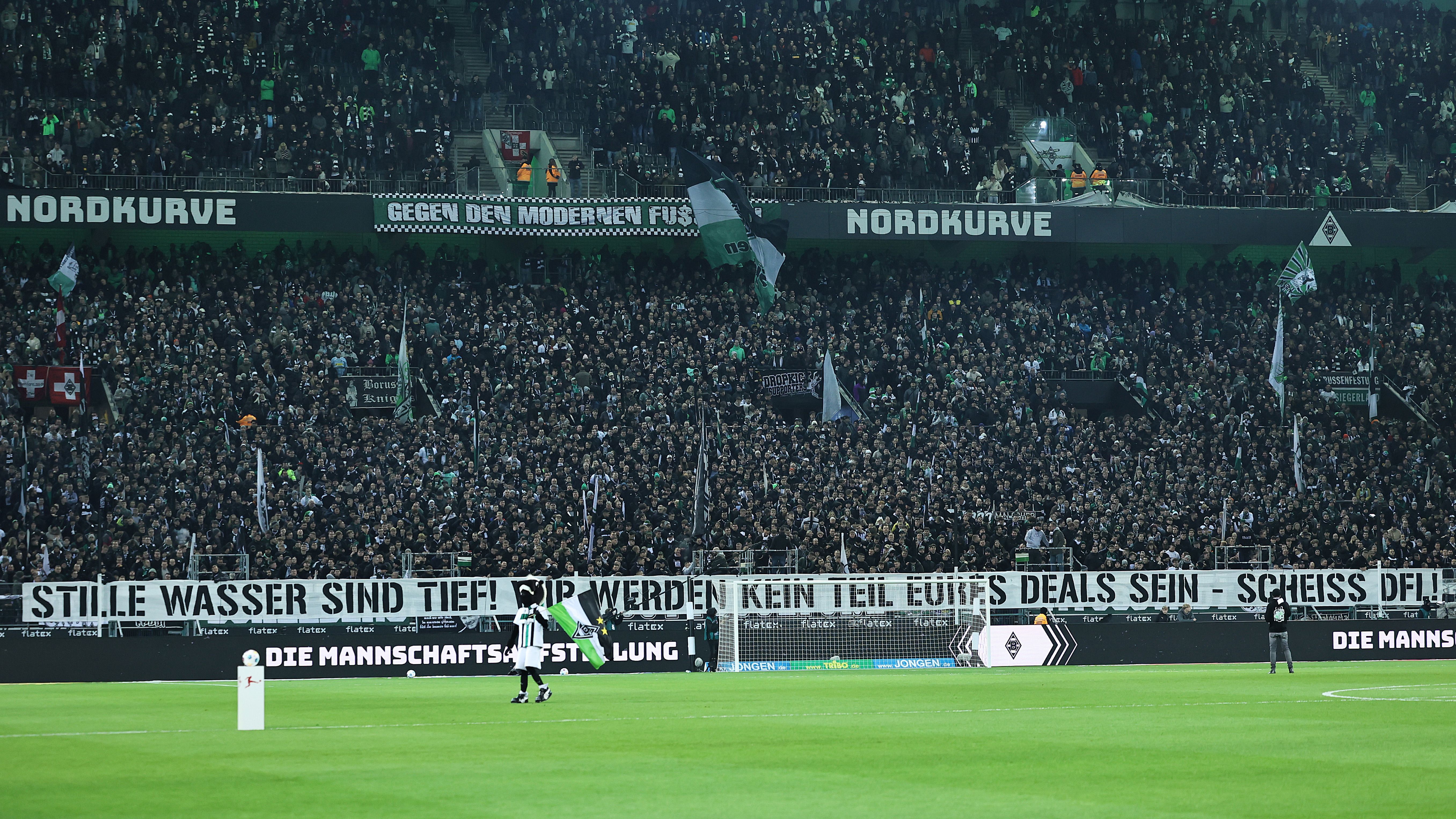 <strong>"Stille Wasser sind tief"</strong><br>Vor dem Bundesliga-Spiel gegen Werder Bremen gab es auch vonseiten der Gladbacher Fanszene eine klare Botschaft in Richtung DFL. "Stille Wasser sind tief. Wir werden kein Teil eures Deals sein - Scheiß DFL!"