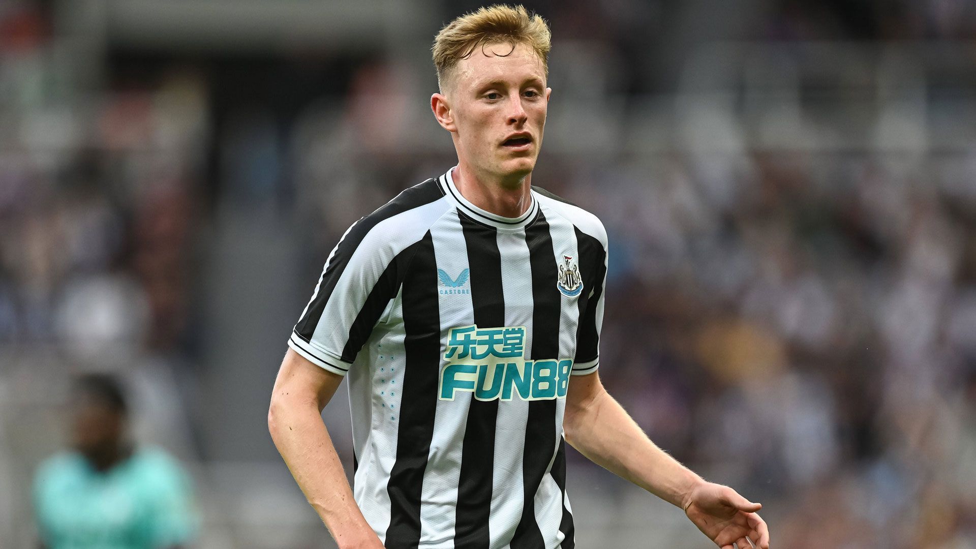 
                <strong>Sean Longstaff (Newcastle United)</strong><br>
                Erst kürzlich verlängerte Eigengewächs Sean Longstaff seinen Vertrag bei Newcastle United bis 2025. Daher ist ein Verbleib beim neureichen Klub aus dem Norden Englands sehr wahrscheinlich. Ob die Bayern Longstaff überhaupt als Verstärkung für das zentrale Mittelfeld sehen würden, scheint ohnehin fraglich. 
              