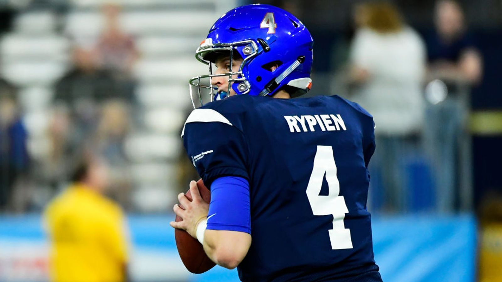 
                <strong>Brett Rypien (Boise State)</strong><br>
                Ein weiterer Geheimtipp ist Brett Rypien. Zuerst aber das Negative: Er ist nicht allzu mobil und hat keinen sonderlich starken Wurfarm. Laut seinem Draft-Profil auf NFL.com ist es unwahrscheinlich, dass er jemals zu einem brauchbaren Starter wird. Es gibt allerdings auch genügend Experten, die in dem 22-Jährigen einen potentiellen Top-Quarterback sehen. Die Gründe: Er hat eine hohe Footballintelligenz, spielt konstant und hat eine hohe Wurfgenauigkeit. In seiner letzten Saison kam der 1,88 Meter große Passgeber auf eine Wurfquote von 67,3 Prozent, warf 30 Touchdown-Pässe bei sieben Interceptions. Er ist der Neffe von dem ehemaligen Quarterback Mark Rypien, der mit den Washington Redskins zwei Mal den Super Bowl gewann und einmal zum Super-Bowl-MVP gekürt wurde.
              