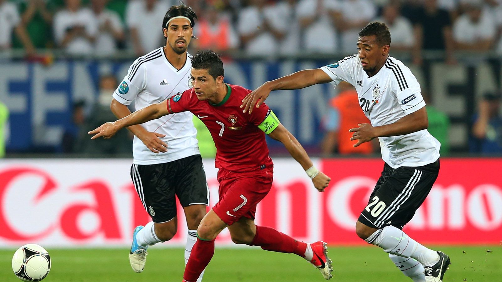 
                <strong>EM 2012 - Vorrunde</strong><br>
                Zum dritten Duell kam es bei der Europameisterschaft 2012 schon in der Vorrunde. Ronaldo war gerade spanischer Meister mit Real Madrid geworden. Doch im Auftaktspiel gegen Deutschland war von seinen Ballkünsten nur wenig zu sehen...
              