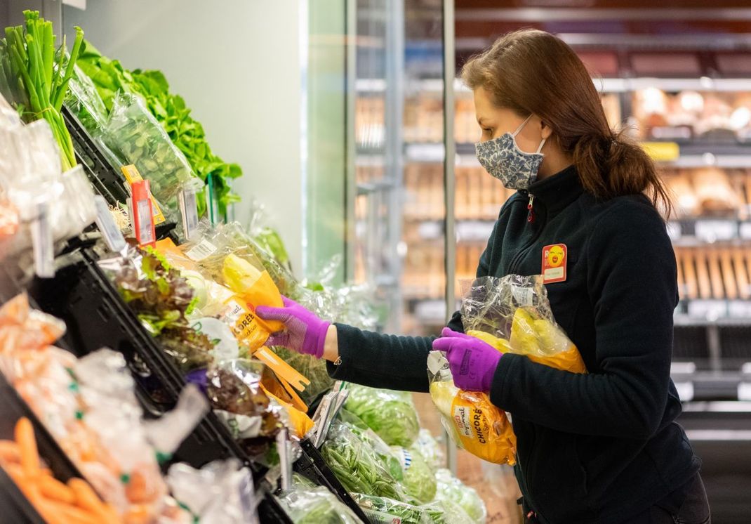 Eine Auszubildende in einem Supermarkt in Dresden