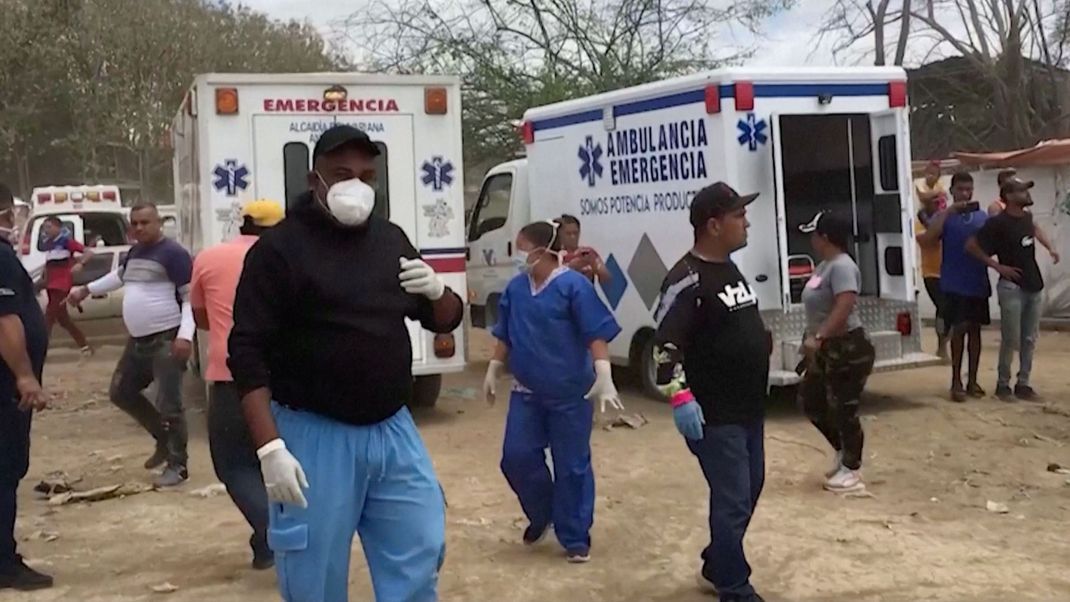 Nach dem Einsturz einer illegalen Goldmine in La Paragua, Venezuela, am 21. Februar 2024 stehen Krankenwagen am Guacara-Flusshafen.