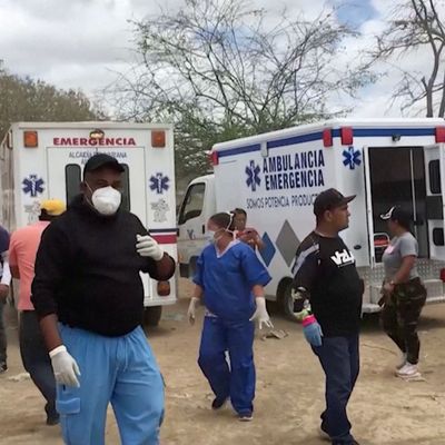 Nach dem Einsturz einer illegalen Goldmine in La Paragua, Venezuela, am 21. Februar 2024 stehen Krankenwagen am Guacara-Flusshafen.