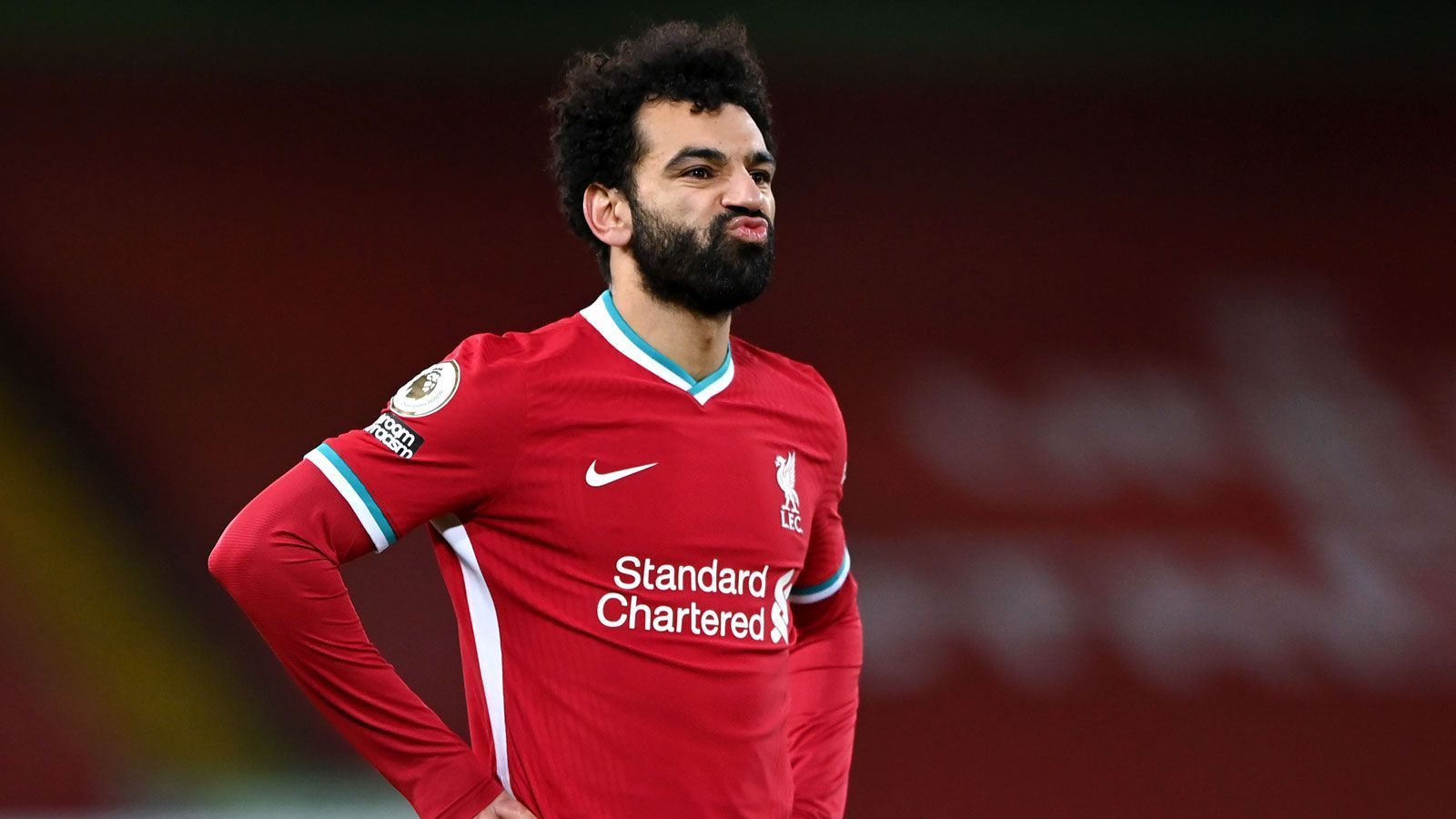 
                <strong>Mohamed Salah (FC Liverpool)</strong><br>
                Vertrag endet: 2023Die Lage bei Mohamed Salah ist für den FC Liverpool im Grunde die gleiche wie bei Mane. Nur sollen hier noch keine Gespräche über einen neuen Kontrakt gestartet sein. Dem Ägypter wird bereits jede negative Mimik nach Auswechslungen als ein Indiz für Abwanderungsgedanken ausgelegt. Es heißt sogar schon, die "Reds" hätten sich damit abgefunden, ohne den Linksfuß planen zu müssen. Was jedoch von Trainer Jürgen Klopp bereits bestritten wurde. Wo aber könnte Salah seine Zukunft sehen? Auch in seinem Fall werden vor allem Real Madrid und der FC Barcelona als Namen genannt. Sowie Bayern München, wobei deren Vorstandsboss Karl-Heinz Rummenigge einen Transfer bereits ausgeschlossen hat.
              