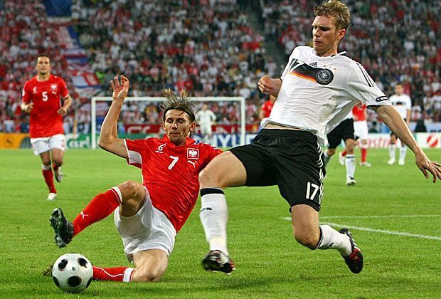 
                <strong>Fair Play geht vor</strong><br>
                Die Statistik ist beeindruckend: In seinen insgesamt 104 Länderspielen sieht Per Mertesacker nur ein einziges Mal die Gelbe Karte. Nur im Testspiel 2008 gegen Österreich wird der Schlaks verwarnt.
              