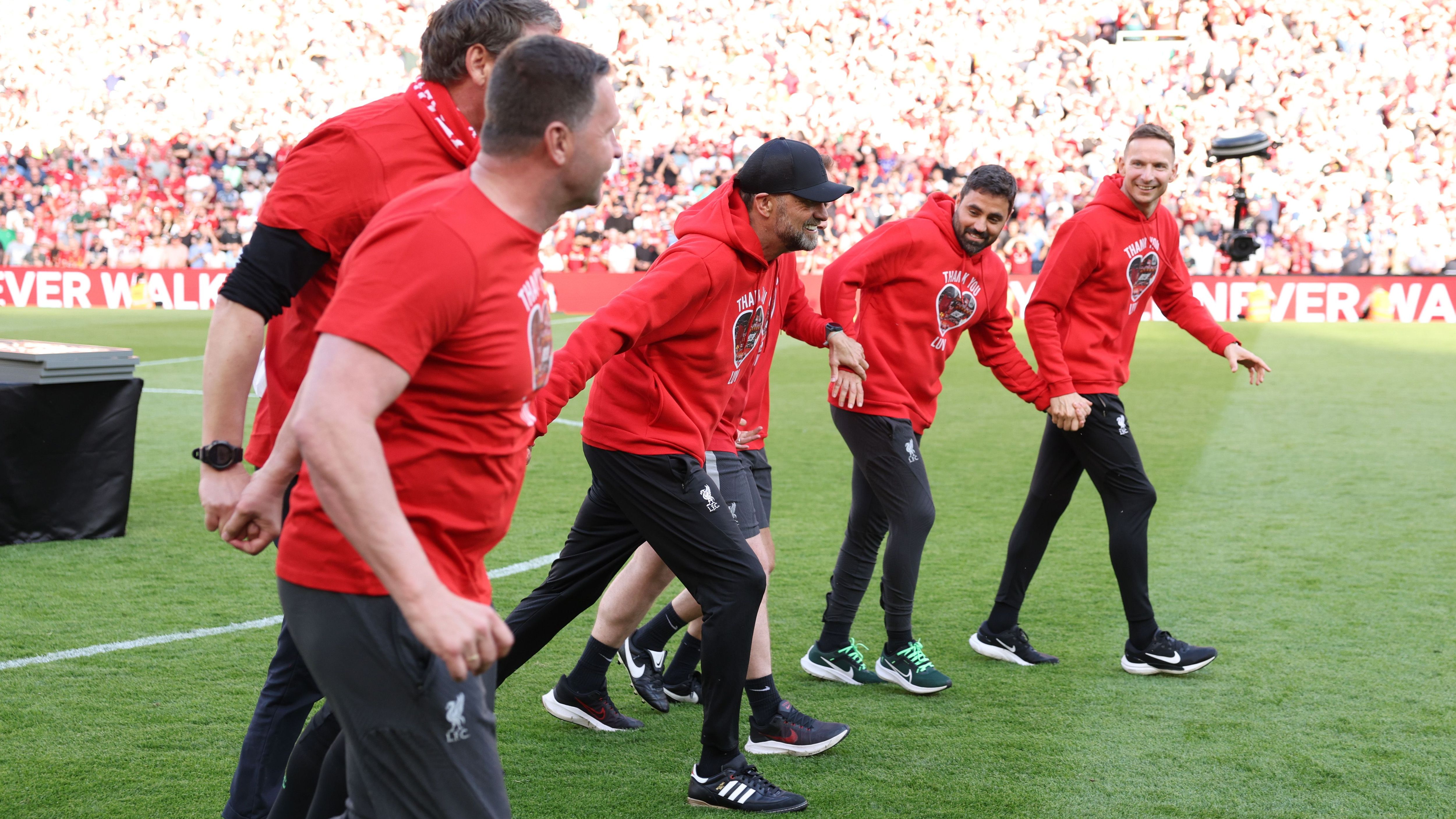 <strong>Klopp und sein Staff lassen sich feiern</strong><br>Zusammen mit dem ganzen Mitarbeiterstab verabschiedete sich Klopp in Anfield.