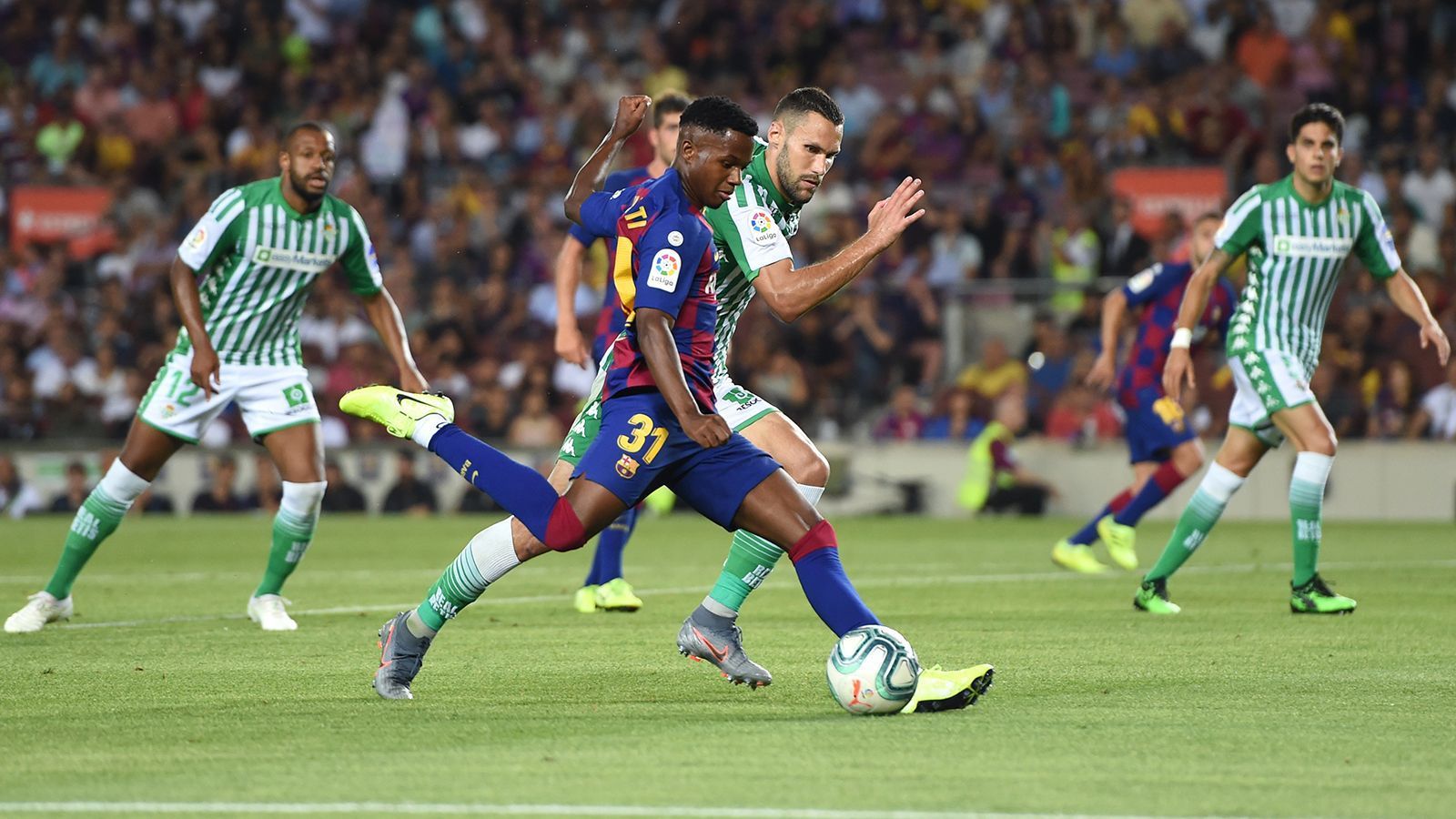 
                <strong>Barcelona sticht Real Madrid bei Transfer aus</strong><br>
                Fati wechselte mit zehn Jahren gemeinsam mit seinem Bruder Braimi vom FC Sevilla in die Nachwuchsabteilung der "Blaugrana". Damals entschied sich die Familie gegen ein Angebot von Barcelonas Erzrivalen Real Madrid. Der 21-jährige Braimi (zentrales Mittelfeld) ist derzeit von Barcas Reserve für eine Spielzeit an den spanischen Drittligisten CD Calahorra ausgeliehen.
              