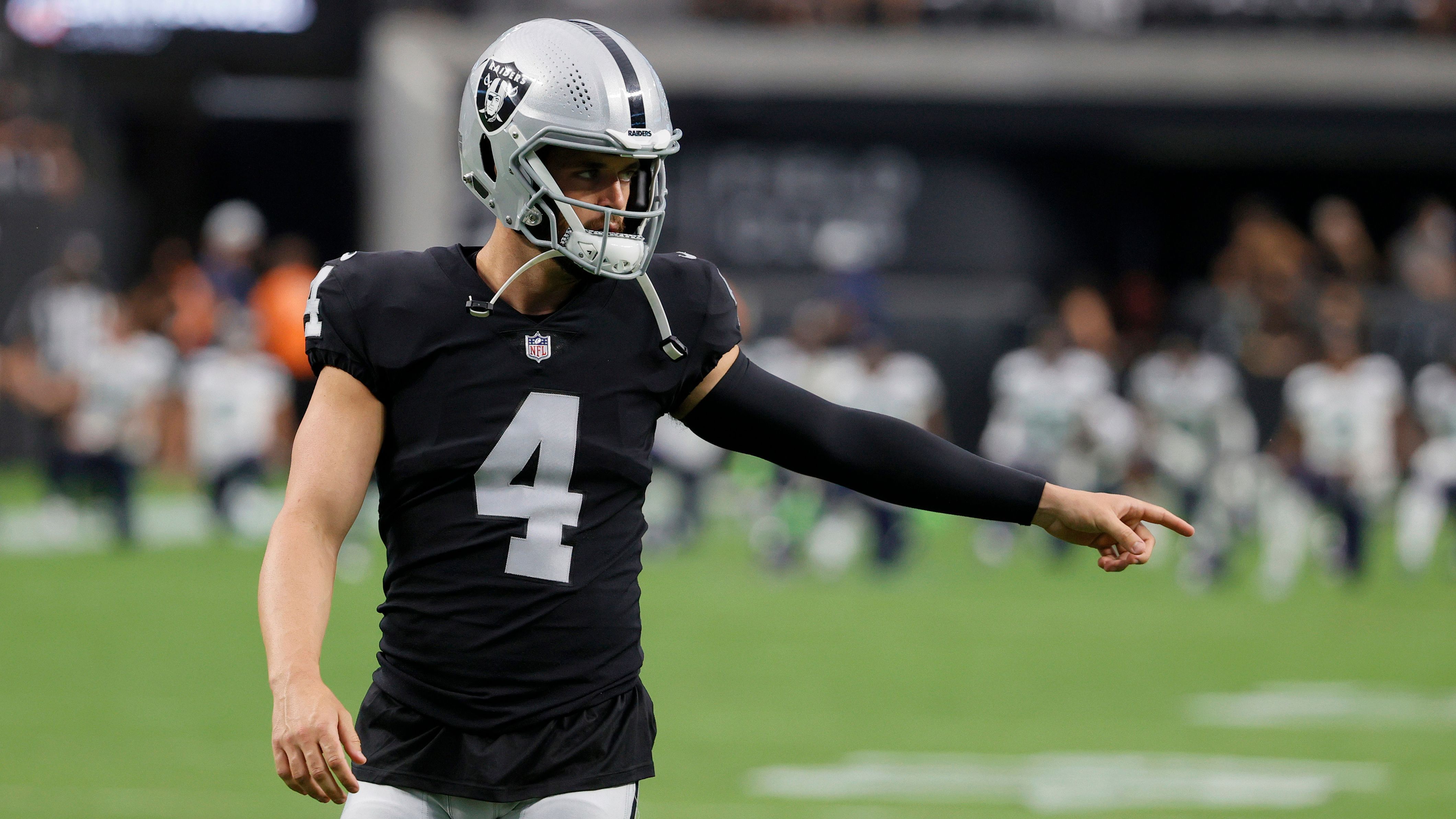 
                <strong>Las Vegas Raiders</strong><br>
                Captains: Quarterback Derek Carr, Defensive End Maxx Crosby, Guard Richie Incognito, Fullback Alec Ingold, Running Back Josh Jacobs, Defensive End Yannick Ngakoue, Tight End Darren Waller
              