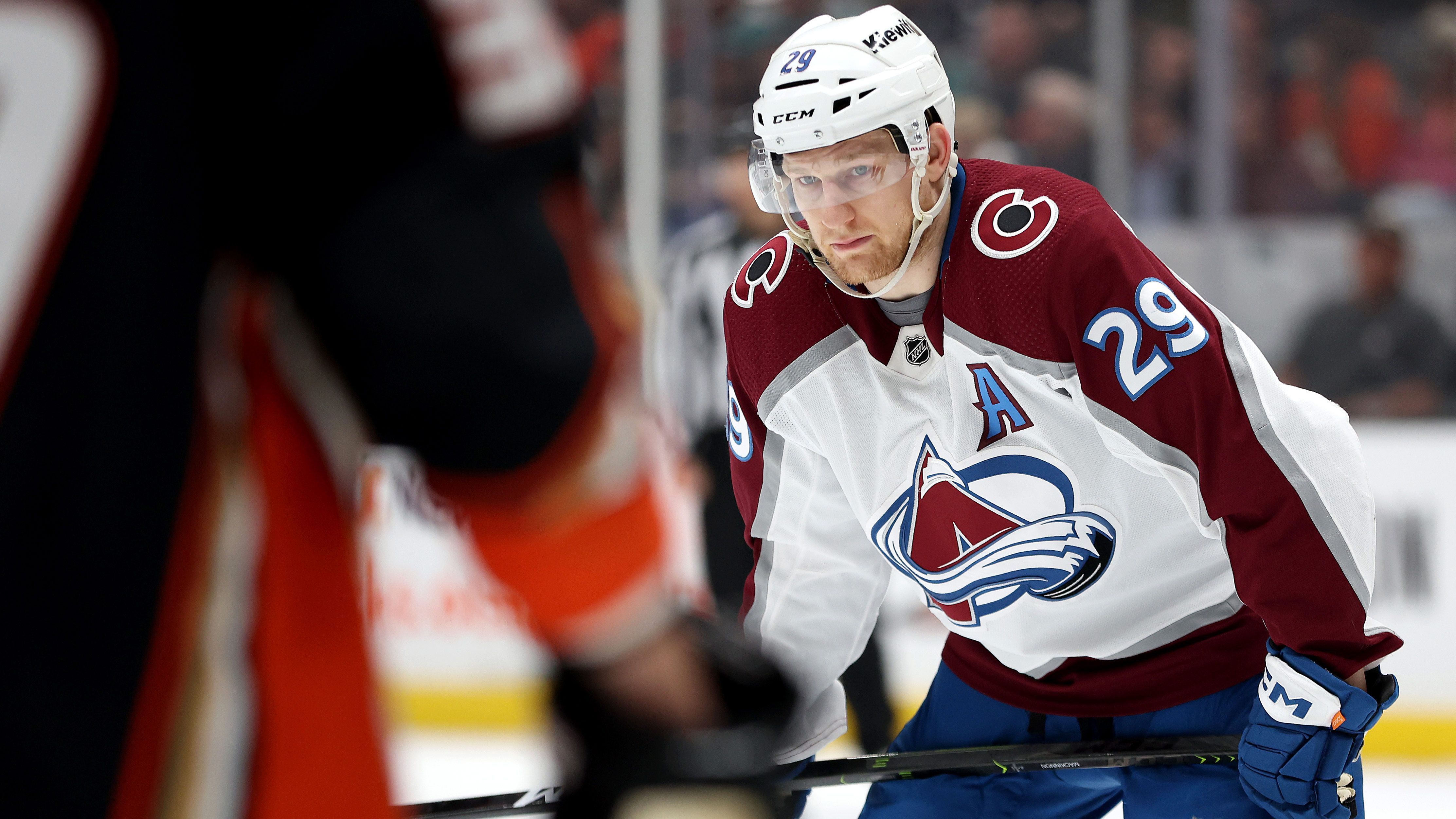 <strong>NHL - Platz 3: Nathan McKinnon</strong><br>
                100,8 Millionen US-Dollar für acht Jahre<br>Team: Colorado Avalanche<br>Vertragsbeginn: 2023
