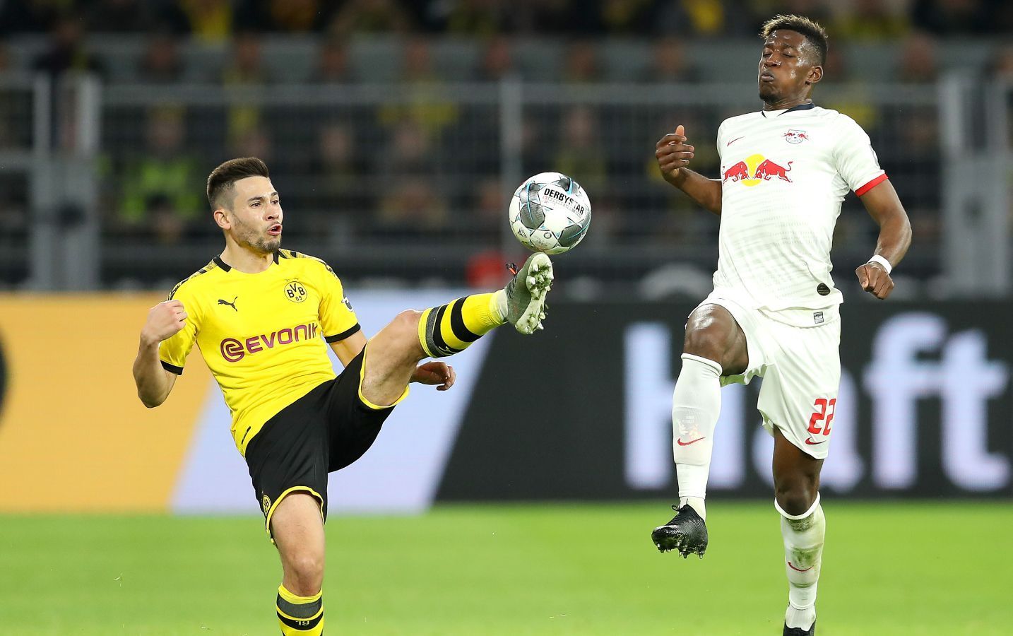 
                <strong>Raphael Guerreiro (Borussia Dortmund)</strong><br>
                Der Europameister rennt auf seiner linken Seite auf und ab, taucht auch tief in der Leipziger Hälfte auf. Das 2:0 von Brandt legt Guerreiro mit einem gekonnten Pass auf. In der Arbeit nach hinten hat er aber noch Luft nach oben. Beste Beispiele: Mit gestrecktem Bein beschert er den Gästen einen Freistoß in bester Lage, wenig später verliert er Mukiele vor dem 3:3 in seinem Rücken aus den Augen. In der Schlussphase muss er für Schulz weichen. ran-Note: 4
              