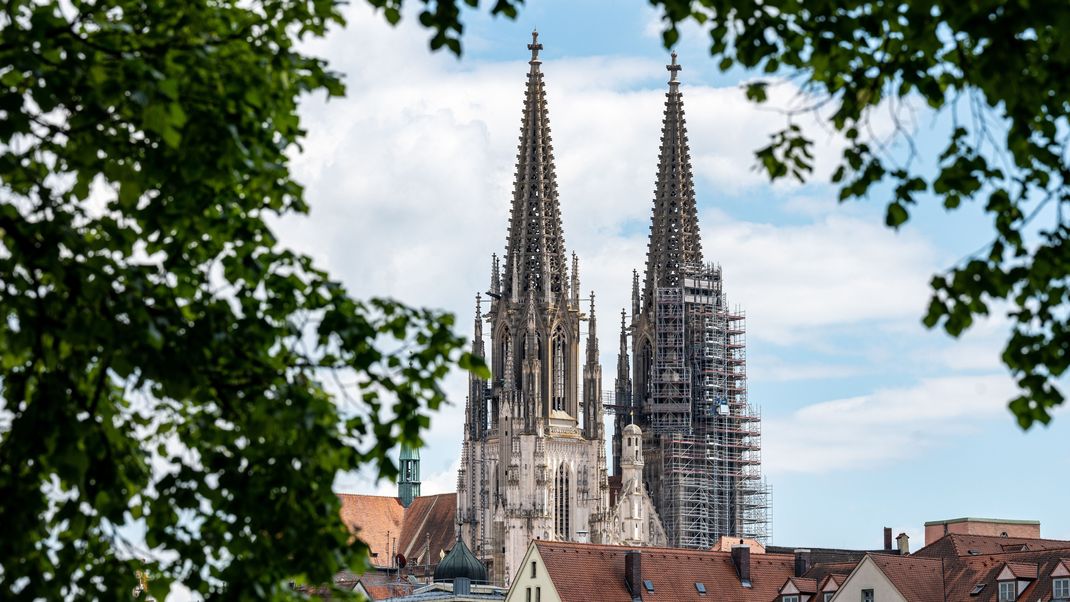 Regensburg: Die Türme des Doms thronen über der Altstadt.