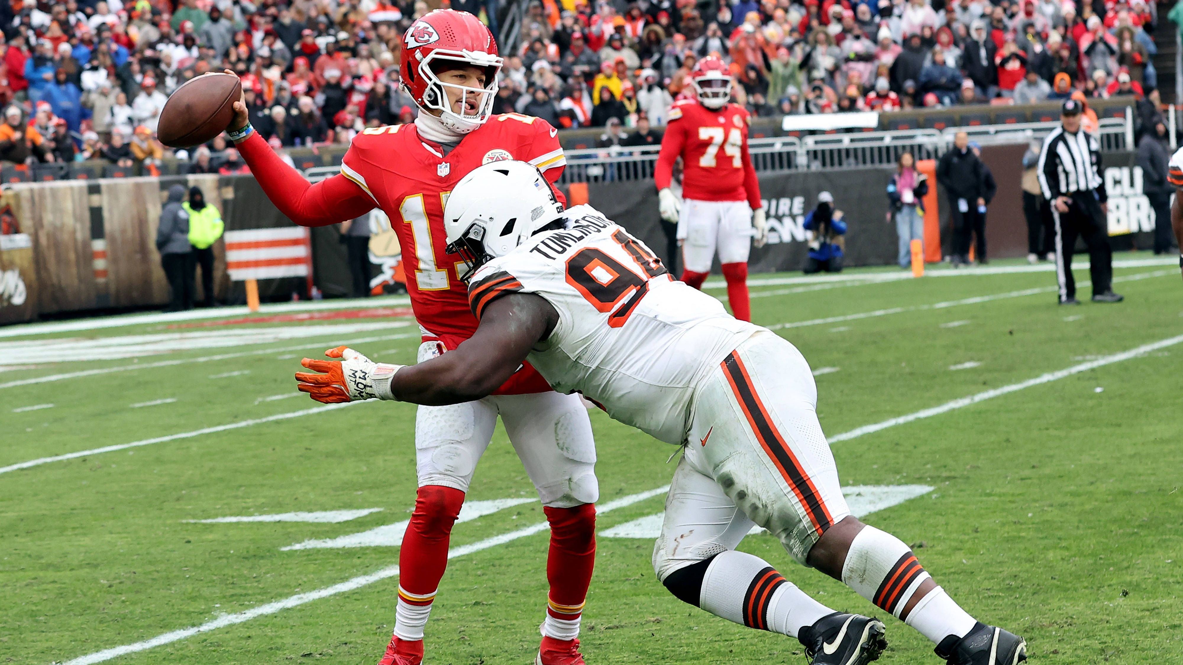 <strong>Patrick Mahomes (Kansas City Chiefs)</strong><br>Der Quarterback des Super-Bowl-Siegers verletzte sich im vierten Viertel gegen die Browns, als er von zwei Verteidigern eingeklemmt wurde. Der Spielmacher konnte in der Folge nicht mehr weitermachen. Nach dem Spiel erklärte er, es handle sich um eine "schmerzhafte" Verstauchung seines Knöchels. Sein Status wird von Woche zu Woche neu evaluiert.