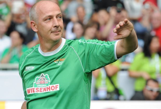 
                <strong>Mario Basler</strong><br>
                Mario Basler gehört zu den ganz Großen in den neunziger Jahren, war bei den Bayern und zuvor bei Werder Bremen aktiv. In das grün-weiße Trikot schlüpfte er zuletzt beim Abschiedsspiel von Ailton. Jetzt läuft er beim "ran Jahrhundertspiel" auf. 
              