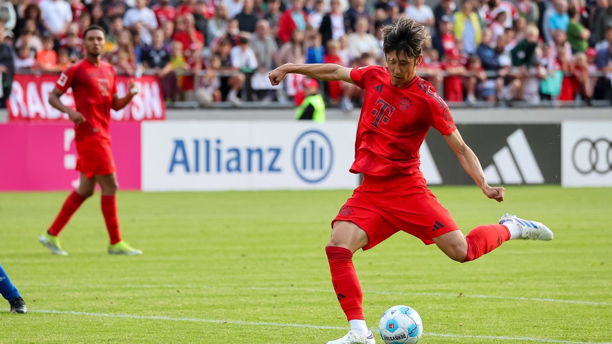 Hiroki Ito (FC Bayern Muenchen, 21) beim Schuss, FC Rottach-Egern vs. FC Bayern Muenchen, Fussball, Bundesliga, Testspiel, Saison 24 25, 24.07.2024, DFL REGULATIONS PROHIBIT ANY USE OF PHOTOGRAPHS ...