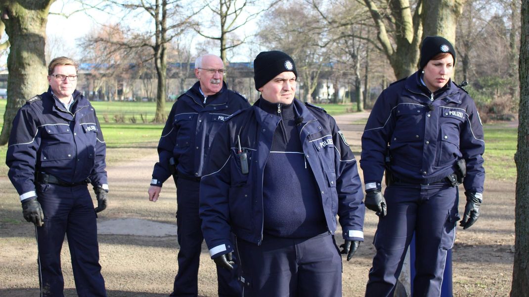 Ein Tag voller spektakulärer Kriminalfälle: Die Ermittler der Hauptwache Duisburg Nord brauchen ihr ganzes Knowhow, um die Täter zu fassen.