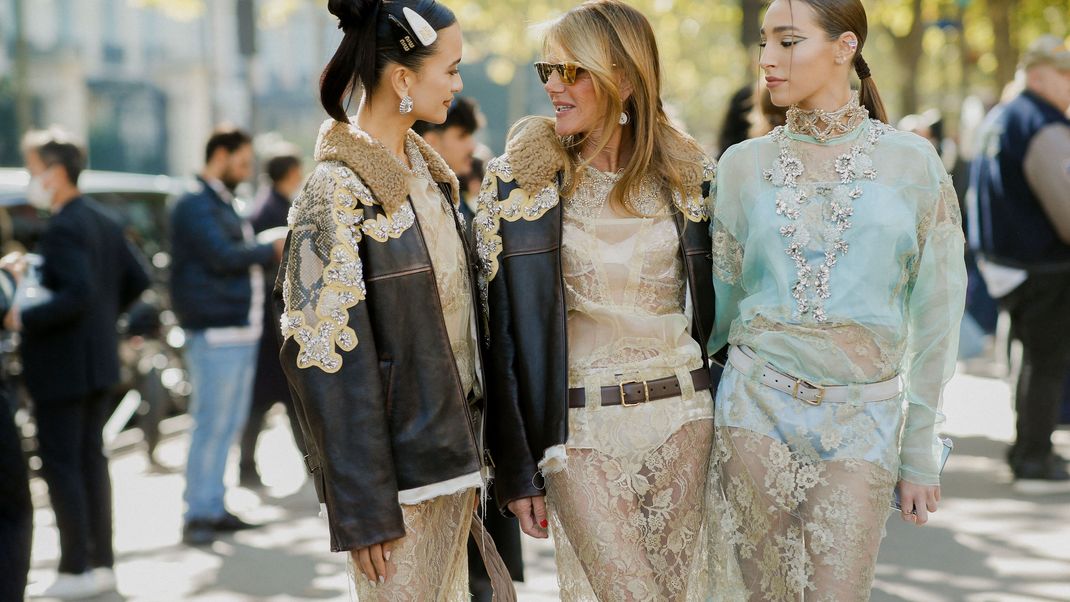 Anna Dello Russo (Mitte) kurz vor der Miu Miu Spring Summer 2023 Show in Paris