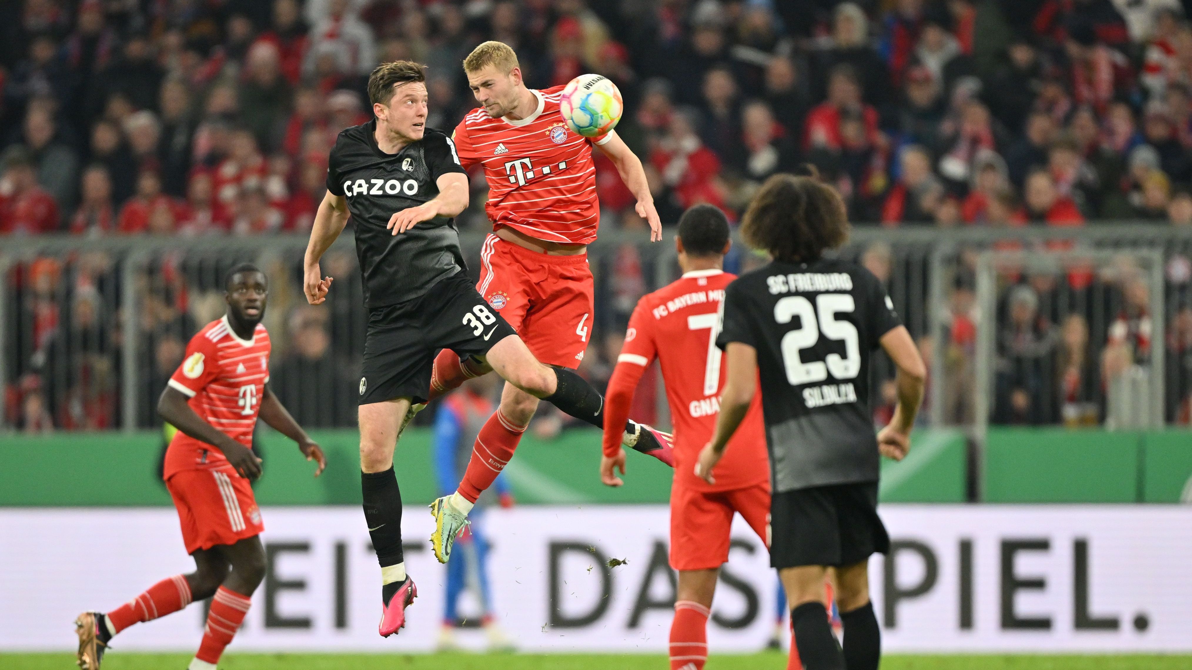 <strong>Saison 2022/23: Pokal-Pleite gegen Freiburg löste Unsicherheit aus</strong><br>In der Bundesliga folgten ein Unentschieden gegen die TSG Hoffenheim und eine 1:3-Niederlage bei Mainz 05. Zwischenzeitlich wurden die Bayern sogar von Borussia Dortmund von der Tabellenspitze verdrängt. Am Ende aber zitterten sich die Münchner dank eines späten Tores von Jamal Musiala am letzten Spieltag in Köln zum Titel.