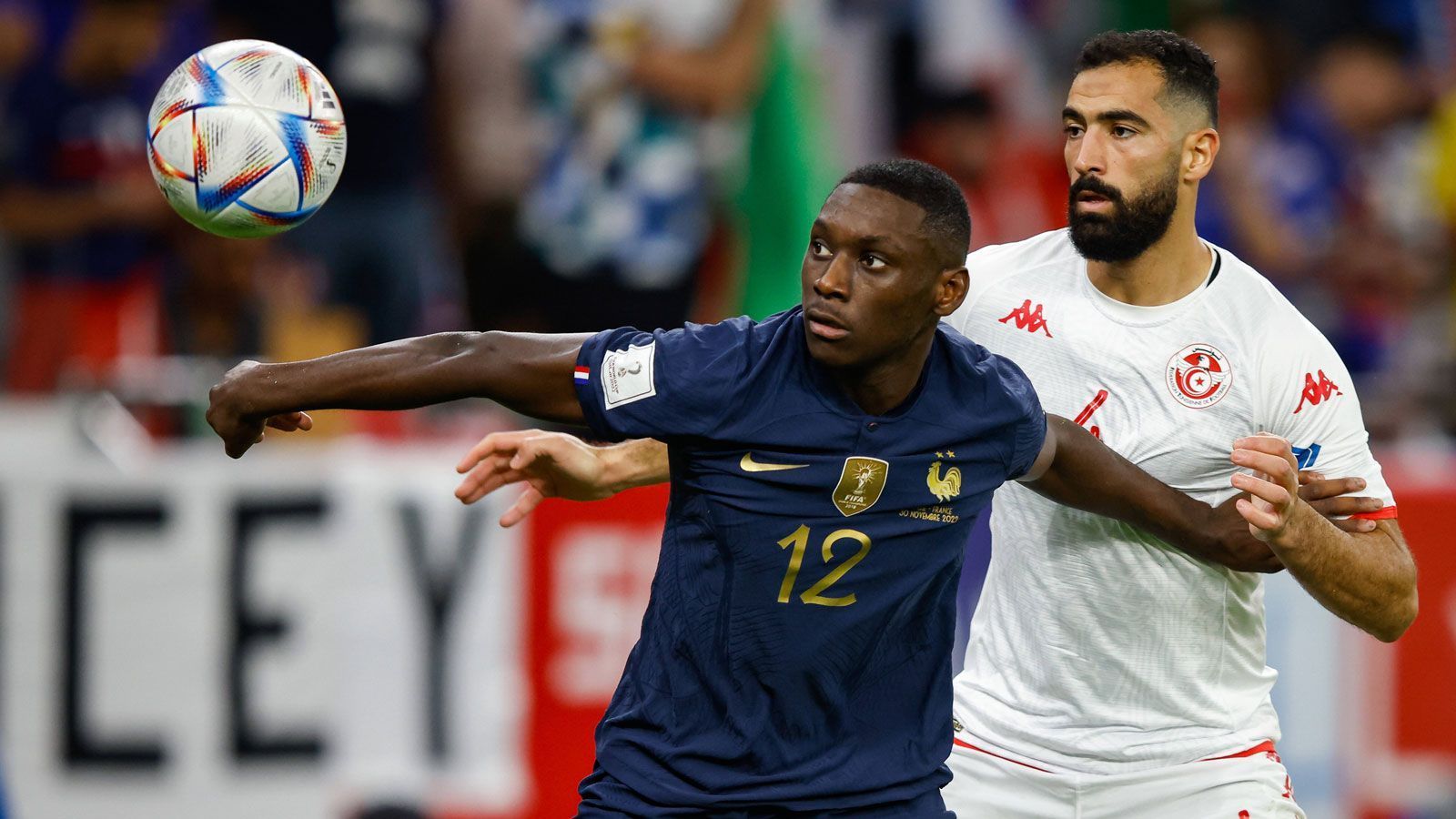 
                <strong>Randal Kolo Muani (Eintracht Frankfurt)</strong><br>
                ... Nach zwei Partien auf der Bank beorderte Deschamps Kolo Muani nämlich gegen Tunesien in die Sturmspitze. Gegen die Afrikaner blieb der 24-Jährige jedoch glücklos und musste fortan bis zum Halbfinale ausharren, ehe er sich wieder präsentieren durfte. Dann schlug auch direkt seine große Stunde: Nach 79 Minuten für Dembele eingewechselt, brauchte der Profi von Eintracht Frankfurt nur 44 Sekunden, um per Abstauber das 2:0 zu erzielen. Es sollte also niemanden überraschen, würde das WM-Finale zu seinem fünften Länderspiel werden.
              