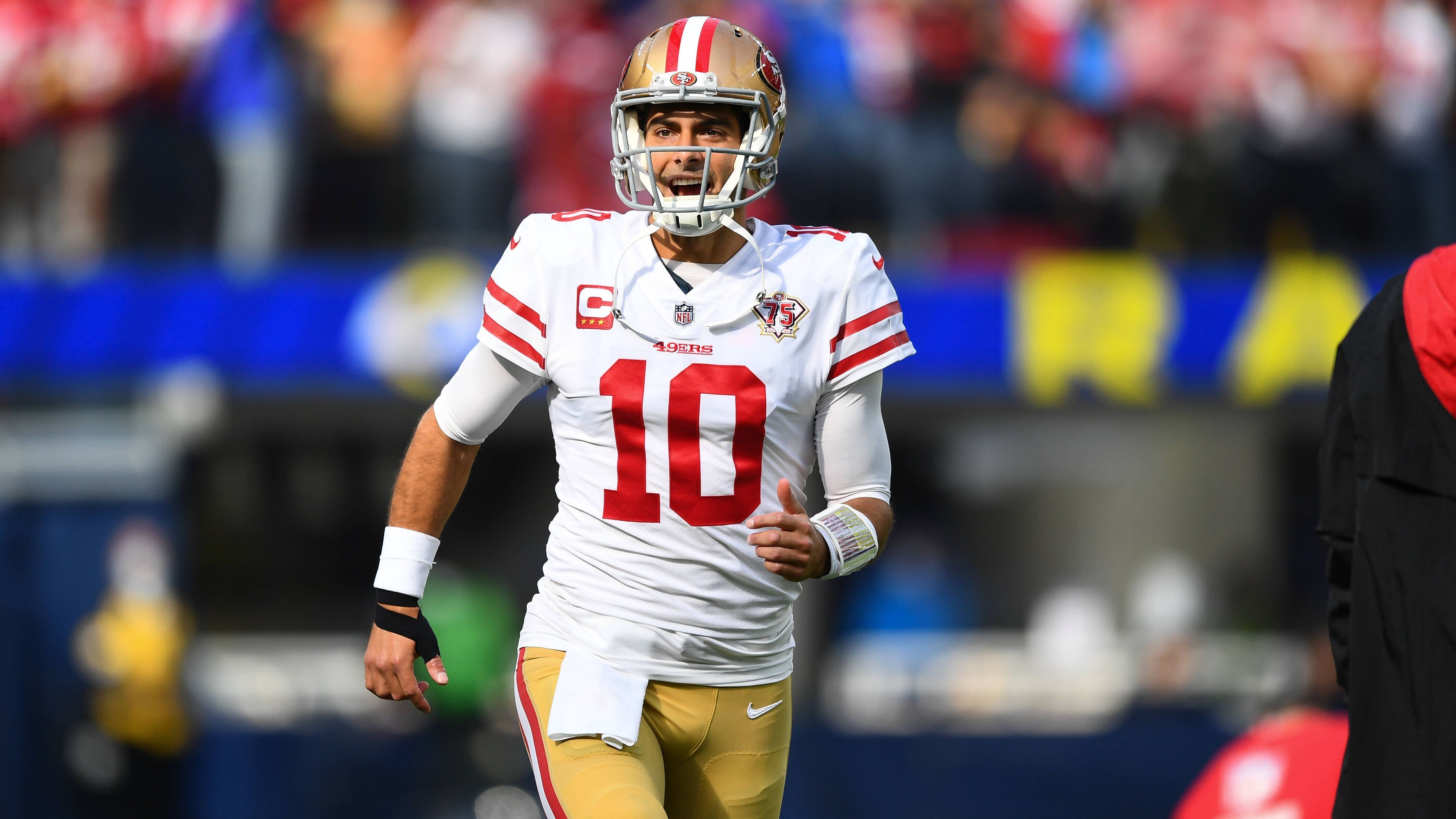 
                <strong>Jimmy Garoppolo (San Francisco 49ers)</strong><br>
                Während sich in vielen Teilen der NFL ein Trade an den anderen reiht, bleibt es um den Namen Jimmy Garoppolo vergleichsweise ruhig. Der 30-Jährige besitzt bei den San Francisco 49ers noch einen Vertrag bis nach der kommenden Saison. Doch nach dem knappen Verpassen des Super Bowls standen die Zeichen zuletzt deutlich auf Abschied. Die 49ers werden wohl mit Trey Lance weitermachen - wohin die Reise für Jimmy G geht,  bleibt offen. Zumal sich viele Optionen in den letzten Tagen erledigt haben. 
              