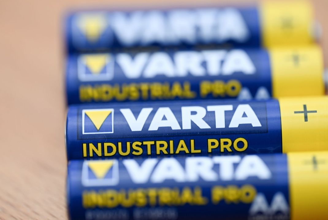 Das Logo des Batterieherstellers Varta mit Sitz im baden-württembergischen Ellwangen ist auf Batterien der Firma aufgedruckt.