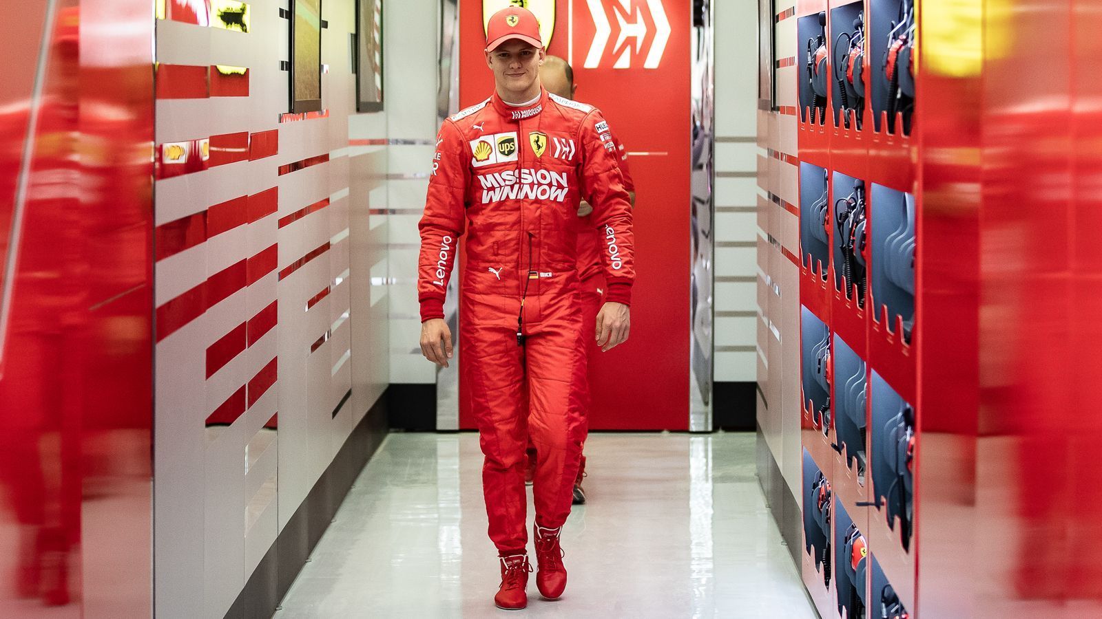 
                <strong>Ferrari Driver Academy</strong><br>
                Bereits vor dem Gewinn der Formel 2 hatte Mick einen wichtigen Karriereschritt geschafft. Nach seiner ersten Formel-2-Saison nahm ihn Ferrari ins Nachwuchsförderprogramm auf. Somit war gewährleistet, dass Schumacher in weiterer Zukunft zwei Mal pro Jahr die Möglichkeit hat, in der Formel 1 bei Tests teilzunehmen. "Ich bin überglücklich, dass meine Zukunft im Motorsport rot sein wird. Dies ist ein weiterer Schritt in die richtige Richtung, und ich kann nur von dem immensen Know-how profitieren, das dort gebündelt ist. Ich werde alles dafür tun, meinen Traum von der Formel 1 zu verwirklichen", sagte Schumacher nach seiner Vertragsunterzeichnung. Vater Michael fuhr von 1996 bis 2006 für Ferrari und holte fünf seiner sieben Weltmeistertitel im Cockpit des italienischen Rennstalls.
              