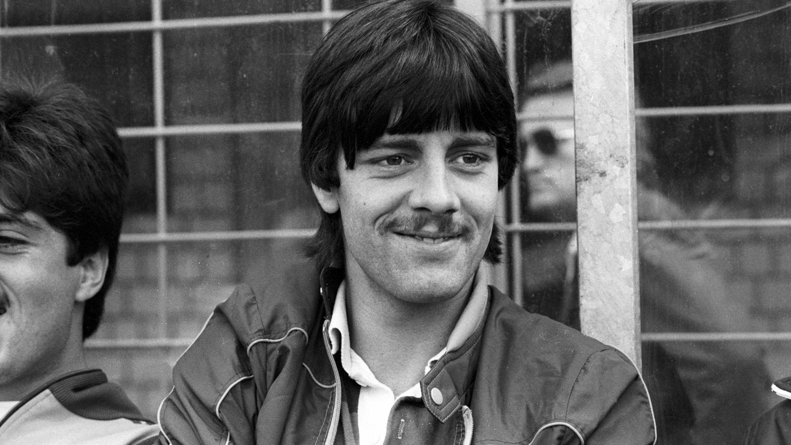 
                <strong>Joachim Löw</strong><br>
                Joachim Löw im Jahr 1980. Mit seinen 20 Jahren hatte der damalige Stürmer des SC Freiburg schon einen respektablen Schnurrbart.
              