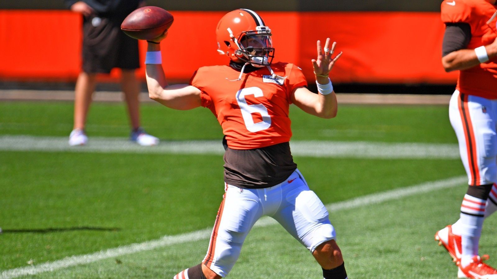 
                <strong>Cleveland Browns: Baker Mayfield (Offense)</strong><br>
                Die Rookie-Saison 2018 war exzellent, umso enttäuschender lief die vergangene Spielzeit. So wird 2020 ein ganz wichtiges Jahr für Mayfield. Mit einer rundum verbesserten Offensive Line und starken Waffen im Passspiel ebnen die Browns den Weg zum Erfolg - Mayfield muss ihn nur noch gehen. 
              