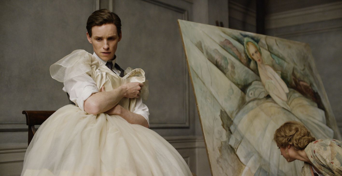 "The Danish Girl" (2015): Kopenhagen in den 1920ern - Einar (Eddie Redmayne, Foto) und Gerda (Alicia Vikander) leben ein schillerndes Künstlerleben. Als er ihr eines Tages in einem Kleid Modell steht, entdeckt Einar seine weibliche Seite und will fortan als Frau leben. Redmayne und Vikander glänzen in dem oscarprämierten Biopic, der vom Leben der intersexuelle Malerin und Pionierin Lili Elbe erzählt.