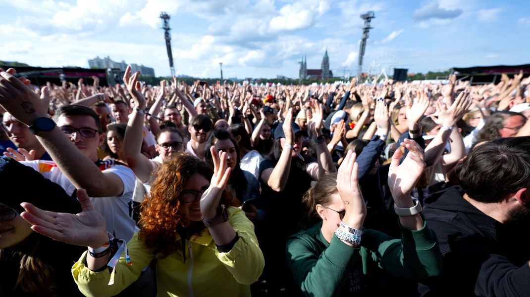 12. Juni 2024, München: Zehntausende beim Fan-Fest EURO 2024 auf der Theresienwiese