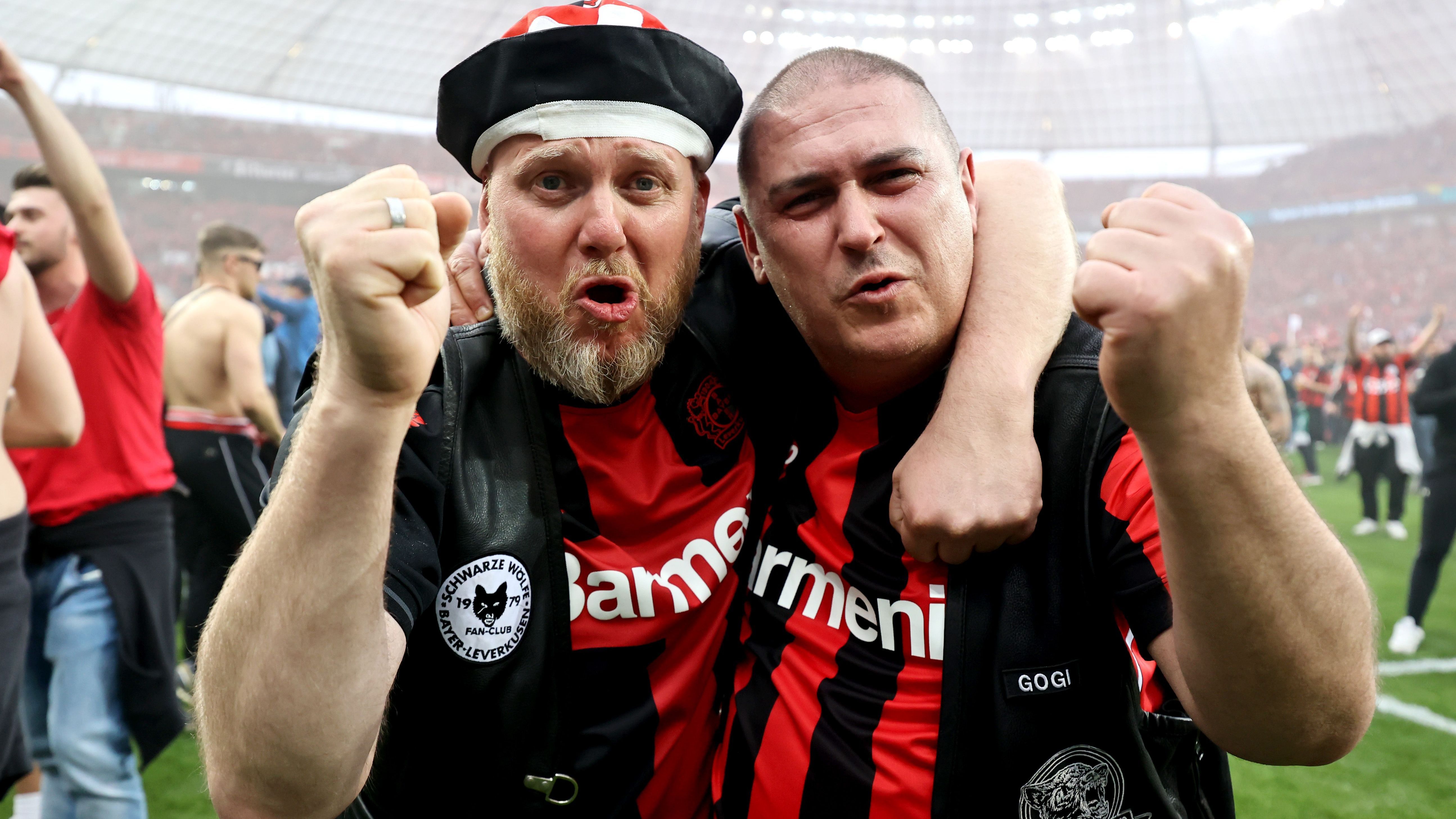 <strong>Bayer Leverkusen: Die besten Bilder der Meisterfeier</strong><br>Diese beiden Fans wollen wohl die ganze Fußball-Welt abknutschen.