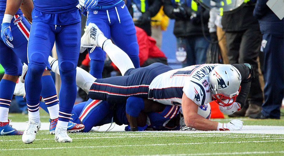 
                <strong>Externe Hinweise bei Flagrant Fouls</strong><br>
                Rob Gronkowski sorgte für eine der unschönen Szenen der vergangenen Saison, als er sich im Rücken der Schiedsrichter mit dem Ellbogen voran auf Gegenspieler Tre'Davious White warf. Damals wurde Gronk erst nach dem Spiel von der NFL gesperrt, künftig darf ein dafür vorgesehener Offizieller vor dem Bildschirm seine Kollegen auf derartige Tätlichkeiten hinweisen. Eine Ejection kann somit noch während des Spiels erfolgen.
              