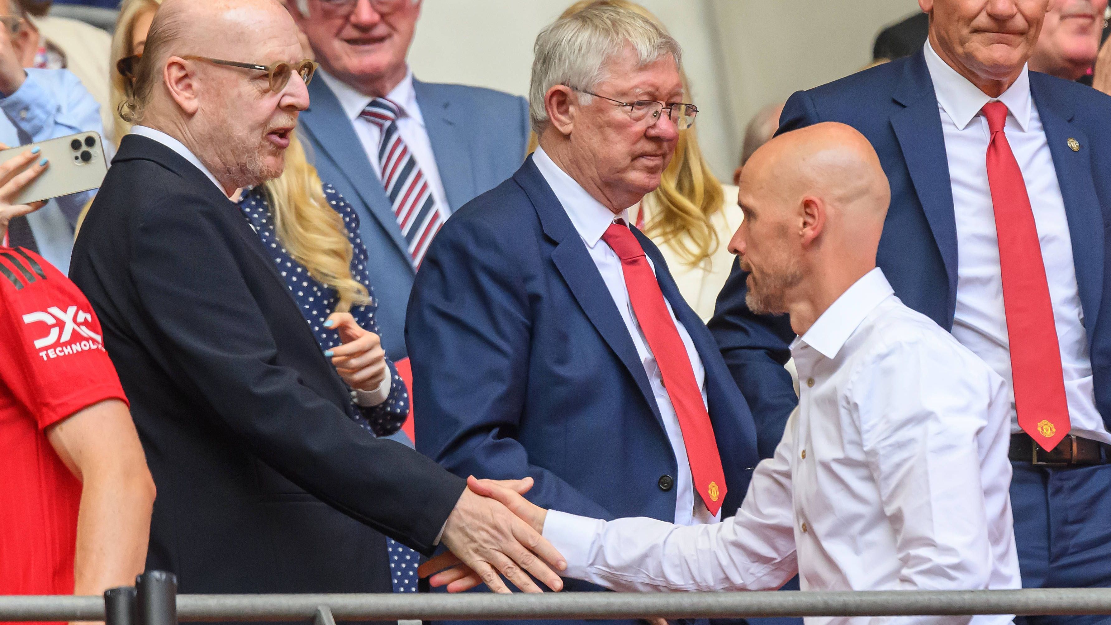 <strong>Manchester United</strong><br>Die Spatzen pfeifen bereits seit einiger Zeit von den Dächern, dass auch Erik ten Hag (r.) nach dieser Saison seinen Hut nehmen muss. Mittlerweile berichtete der "Guardian", dass die Entscheidung bereits gegen den Niederländer gefallen sejn soll. Mit Manchester United erreichte der Coach in seiner zweiten Saison nur Rang acht.