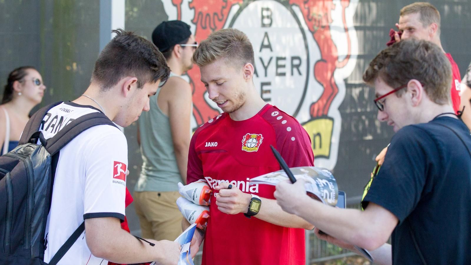 
                <strong>Bayer Leverkusen</strong><br>
                Nach dem Training nahm sich der andere prominente Neuzugang Mitchell Weiser Zeit für seine neuen Fans.
              