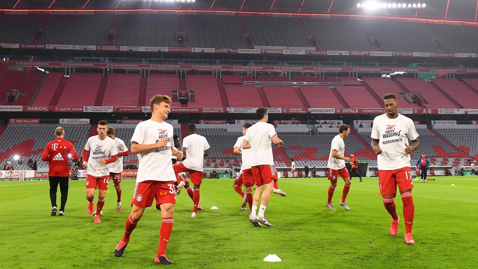 
                <strong>FC Bayern München</strong><br>
                Der FC Bayern startete schon vor der Tragödie von Minneapolis die Aktion "Rot gegen Rassismus". Doch jetzt bringen die Bayern-Stars ihre Botschaft auch auf den Platz. Vor allen Pflichtspielen läuft sich die Mannschaft in T-Shirts mit entsprechendem Schriftzug warm. 
              