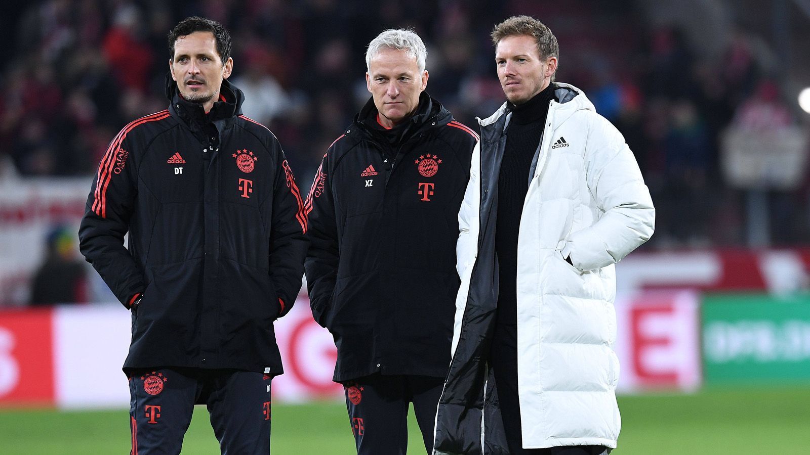 
                <strong>Noch nie war ein Trainer so teuer</strong><br>
                20 Millionen Euro Ablöse zahlte der FC Bayern an RB Leipzig. Noch nie zuvor war ein Bundesliga-Trainer so teuer. Für seinen Trainerstab Dino Toppmöller, Xaver Zembrod und Video-Analyst Benjamin Glück soll laut "Bild" eine niedrige sechsstellige Summe fällig geworden sein. Macht in Summe schätzungsweise rund 22 Millionen Euro "Anschaffungskosten". 
              