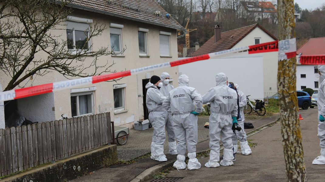 Einsatzkräfte begutachten den Tatort in Illerkirchberg (Alb-Donau-Kreis). Ein Mann soll dort zwei Mädchen auf dem Schulweg angegriffen und schwer verletzt haben.    