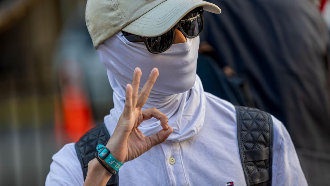 Das Handzeichen wird von extremen Rechten seit 2017 zunehmend als Symbol für "White Power" verwendet.