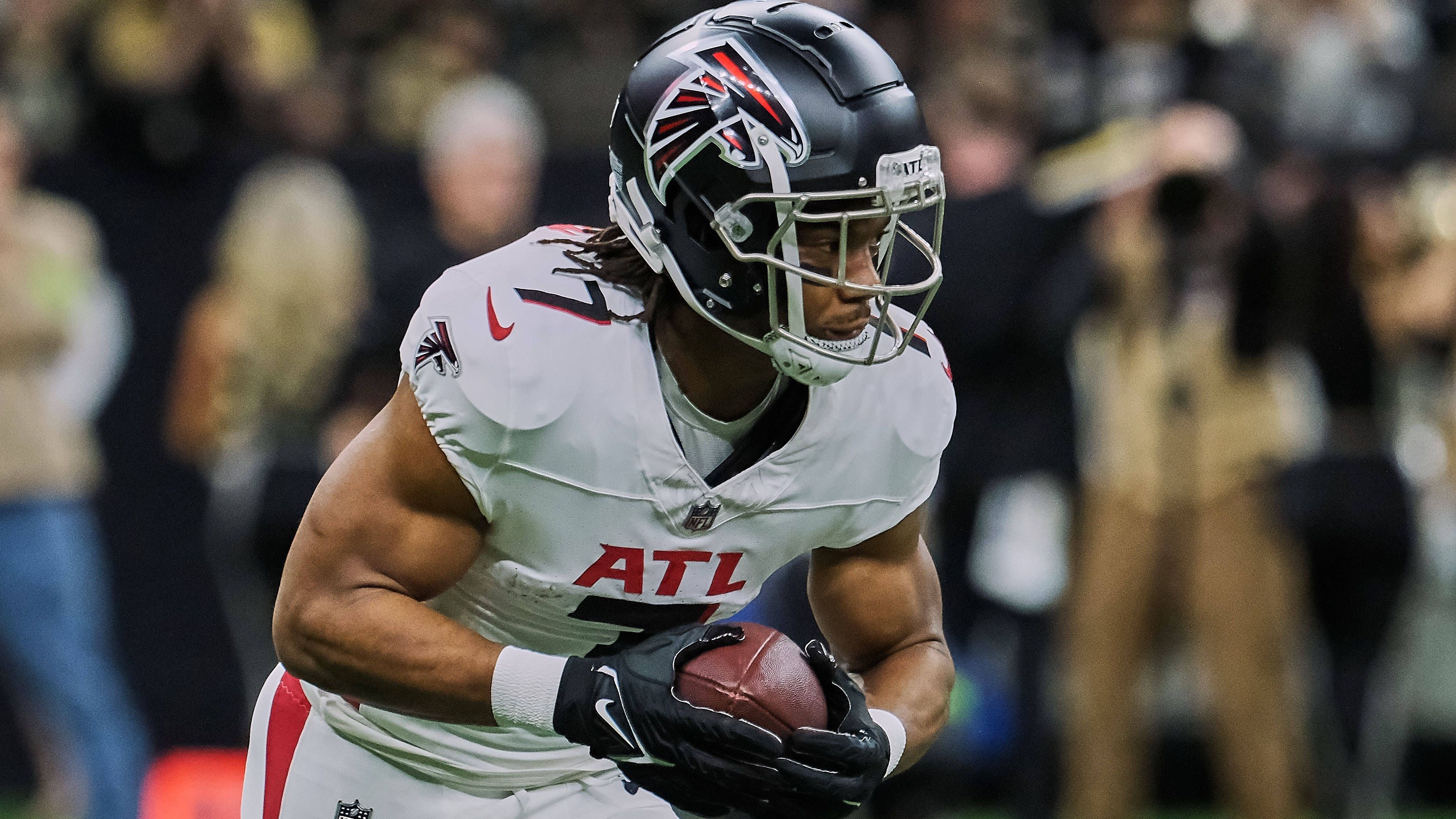 <strong>Atlanta Falcons: Bijan Robinson</strong><br>Nach der Verpflichtung von Kirk Cousins soll es bei den Falcons endlich bergauf gehen, mit Running Back Bijan Robinson hat er dabei eine flexible Offensivwaffe. Auch in Atlanta täte ein dominanter Verteidiger dem Team noch gut.