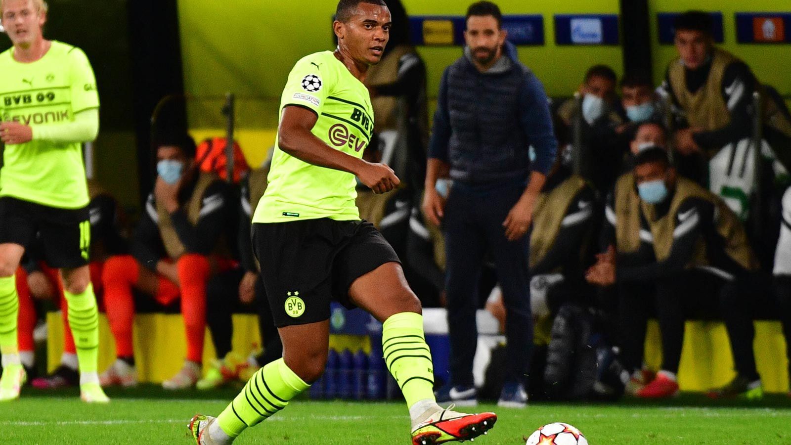 
                <strong>Manuel Akanji</strong><br>
                Akanji führte die Verlegenheitsabwehr der Borussia an, er erledigte seinen Job mit viel Übersicht und gutem Stellungsspiel. Ein Klärungsversuch Akanjis im Strafraum landete dann aber genau im Fuß von Sarabia, was schließlich zum 2:0 für Lissabon führte. Danach wieder souverän, mit Ruhe im Aufbauspiel. ran-Note: 3
              