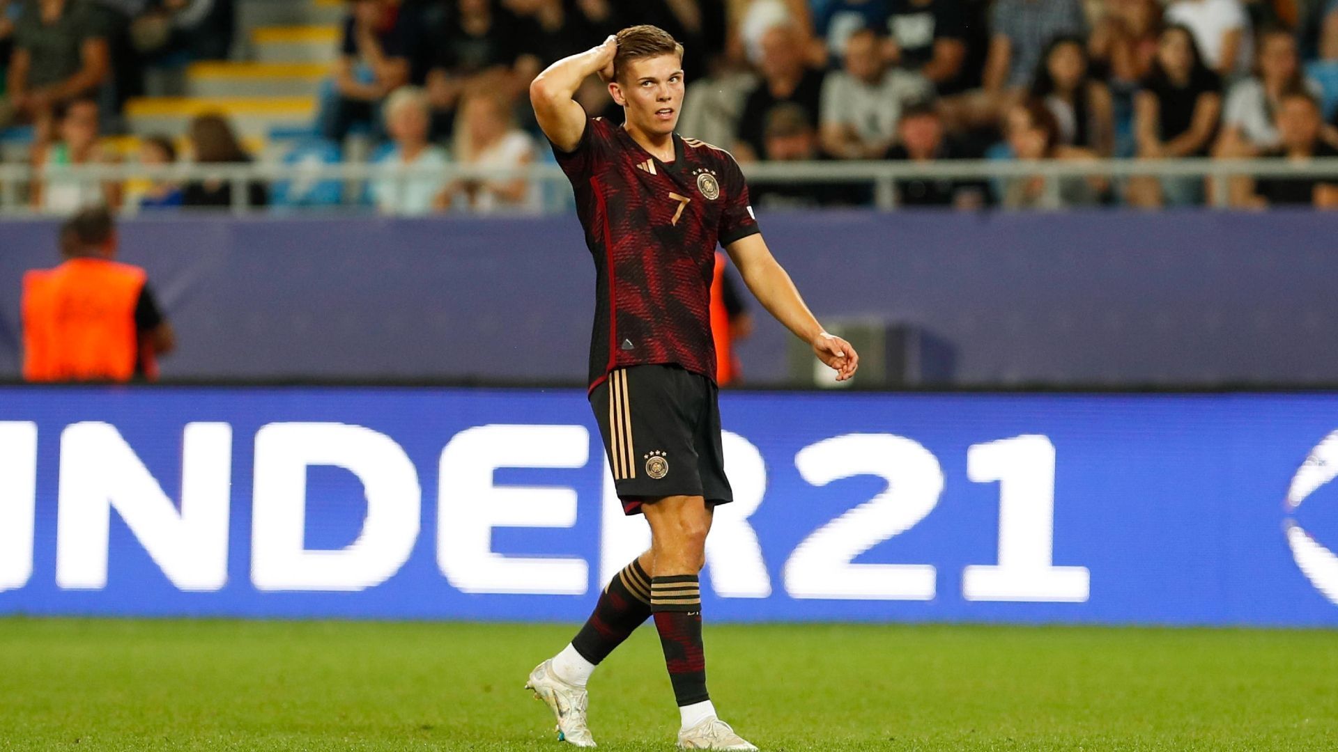 
                <strong>Finn-Ole Becker</strong><br>
                Gab sein EM-Debüt für die letzten zehn Minuten gegen England, als längst besiegelt war, dass Deutschland ausscheiden würde. Der Nachnominierte spielte frei auf und erzielte um ein Haar ein Tor. ran-Note: 3
              