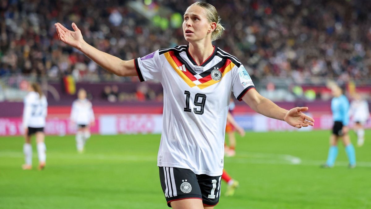 Klara Buehl (Germany) schaut enttaeuscht, UEFA Women s Nations League 2025 Final First Leg, Germany v Spain, Fritz-Walter-Stadion am 28. November 2025 in Kaiserslautern, Deutschland. (Foto von Marc...