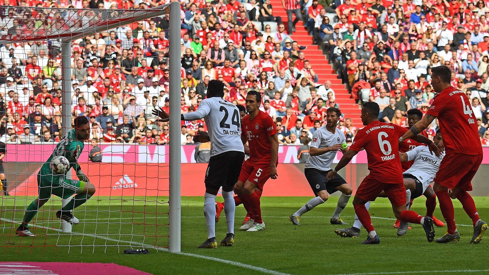 
                <strong>Haller macht Dortmund Hoffnung</strong><br>
                Nach der Pause gibt es in München einen Paukenschlag. Sebastien Haller (in der Bayern-Traube) war nach der Pause eingewechselt worden und erzielt sechs Minuten später nach einer Ecke den Ausgleich.
              