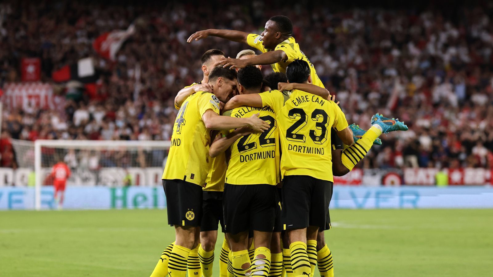 
                <strong>Borussia Dortmund brilliert phasenweise in Sevilla - die Stars in der Einzelkritik</strong><br>
                Borussia Dortmund reicht eine starke erste Halbzeit und lässt am Ende beim 4:1 (3:0) gegen den FC Sevilla nichts mehr anbrennen. Mit dem Sieg schießt sich der BVB auch für den Bundesliga-Kracher am Wochenende gegen den FC Bayern München ein. ran hat die BVB-Stars genau unter die Lupe genommen.
              